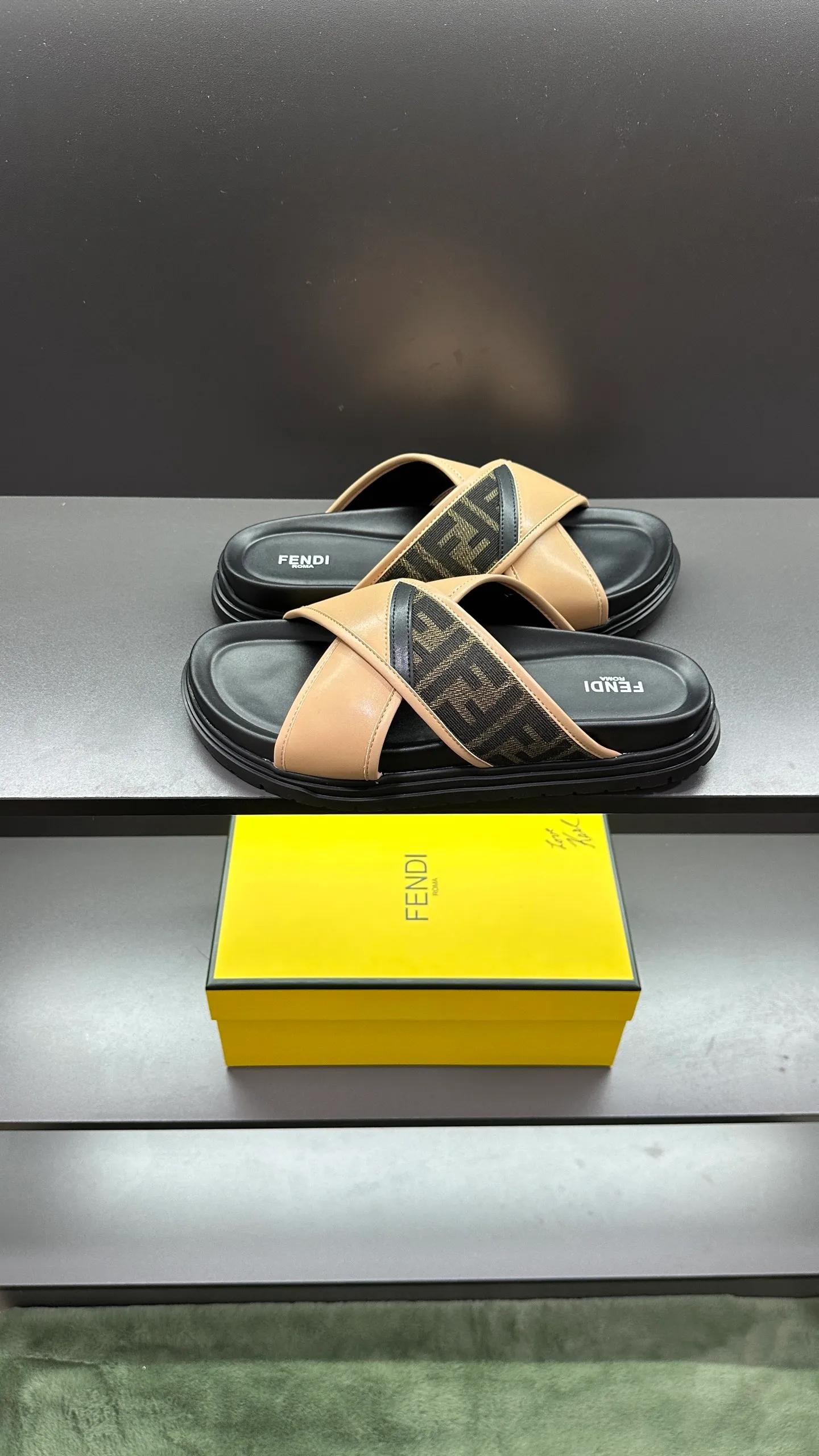 P300 [Fendi Slippers] High-end men's shoes brand, official website 1:1 latest masterpiece: original mold customization, fabrics made of imported original materials, upgraded outsole, lighter and non-slip. The market's top quality, simple yet tasteful, a must-have for fashionistas, fashionable at your feet, full of confidence, the same style at the counter 👍The season of summer slippers is here. Code: 38-45, 46 order